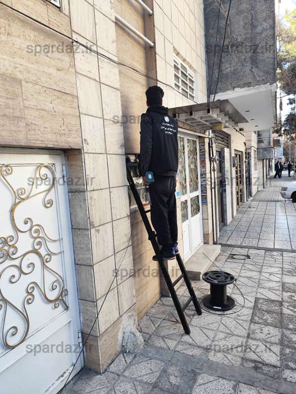 عملیات کابلکشی فیبر نوری در کوچههای مشهد توسط تیم فنی امنیت پرداز